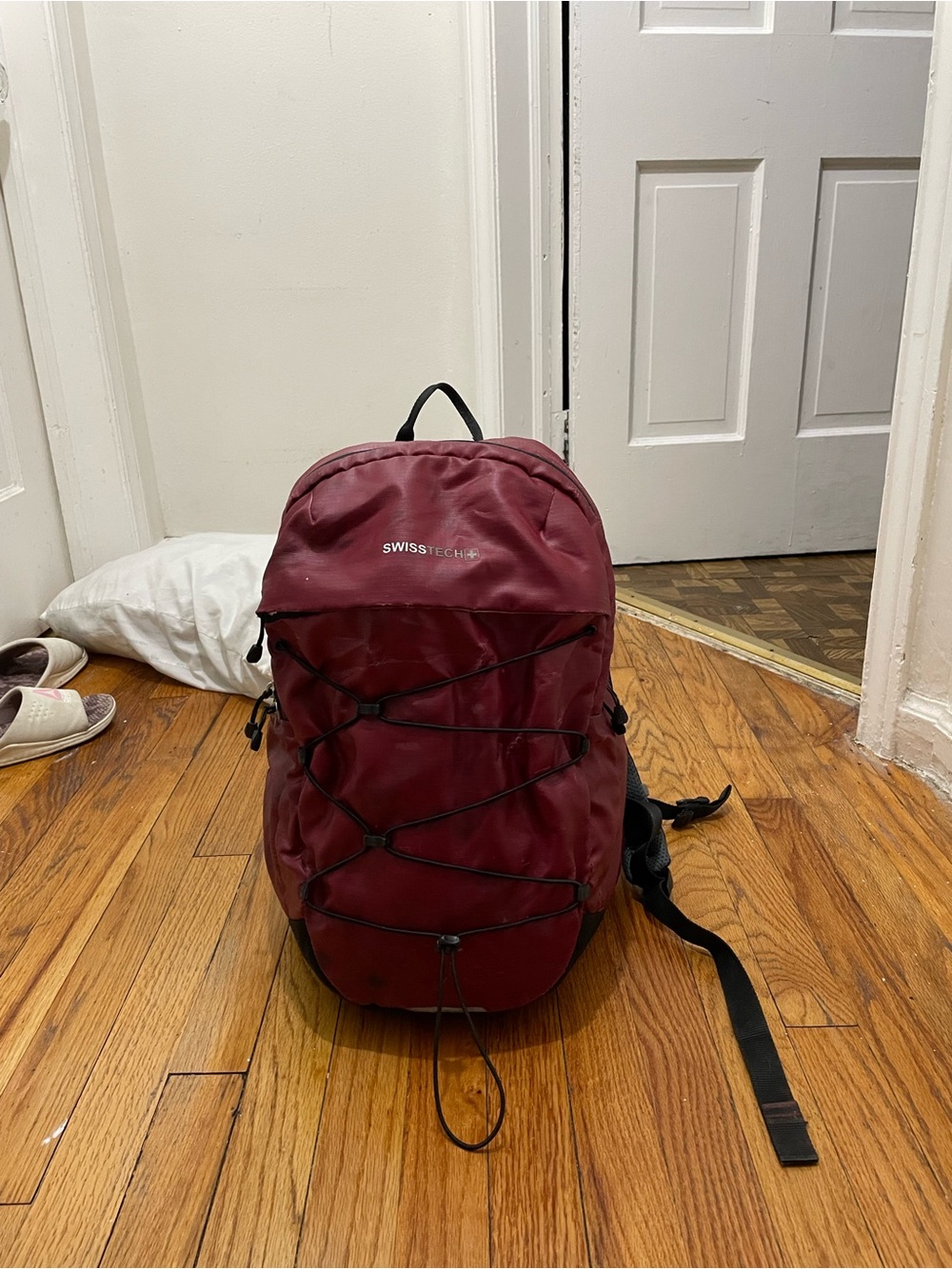 Swiss Tech Maroon Men's Daypack Backpack with External Bungee